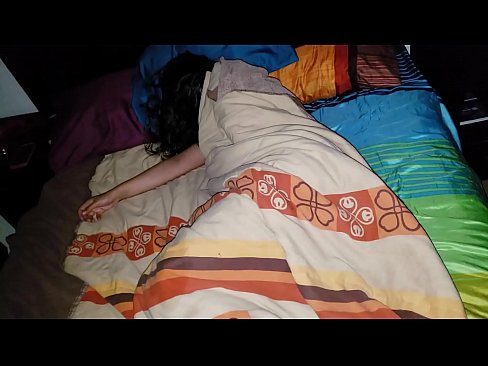 ❤️ ස්ටේප්සන් තම තරුණ සුළු මව නිදා සිටියදී ඇයට බැණ වදියි. Fuck video අප වෙත ❌❤